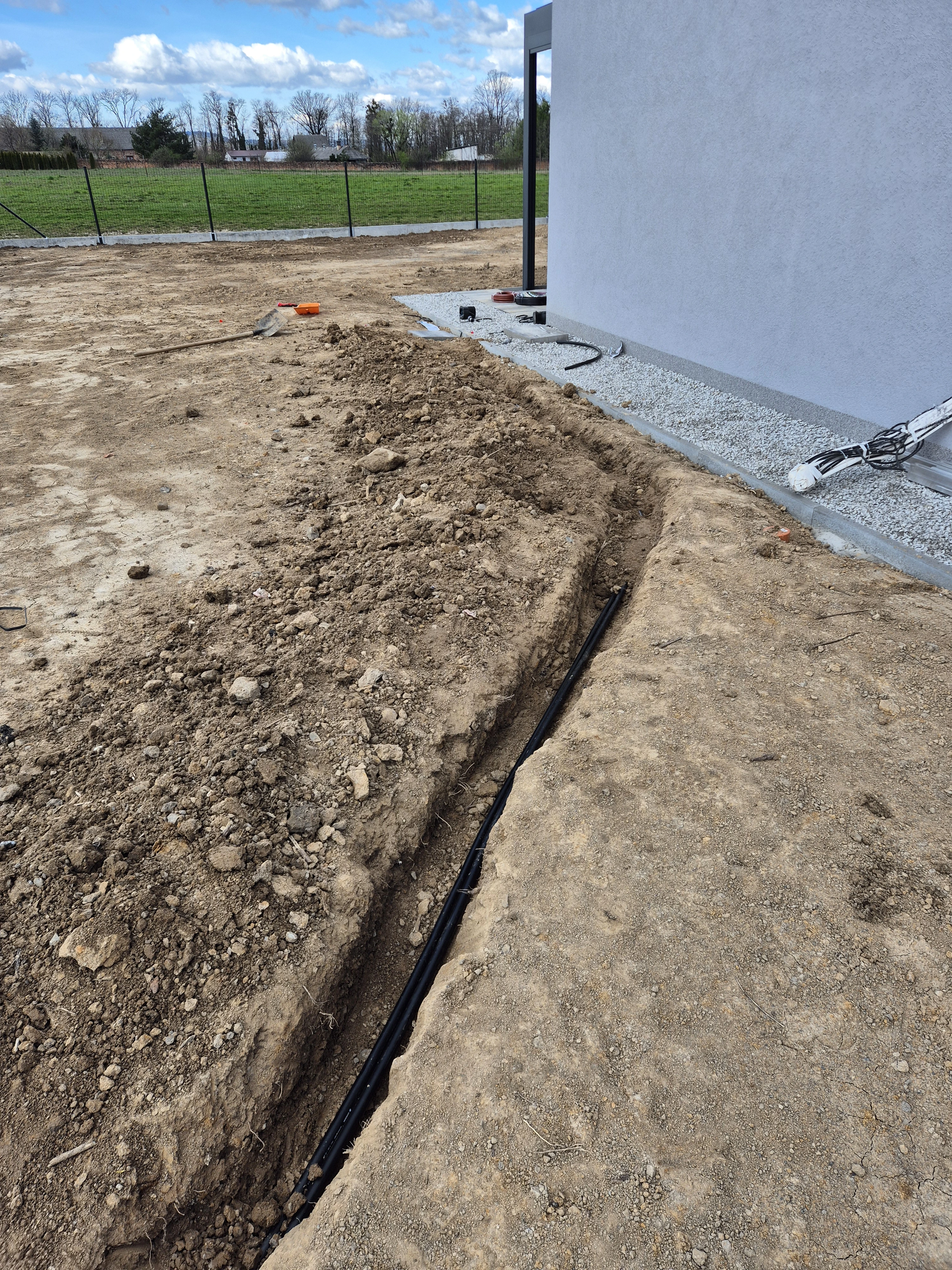 Pokládka zavlažovacího potrubí podél základů