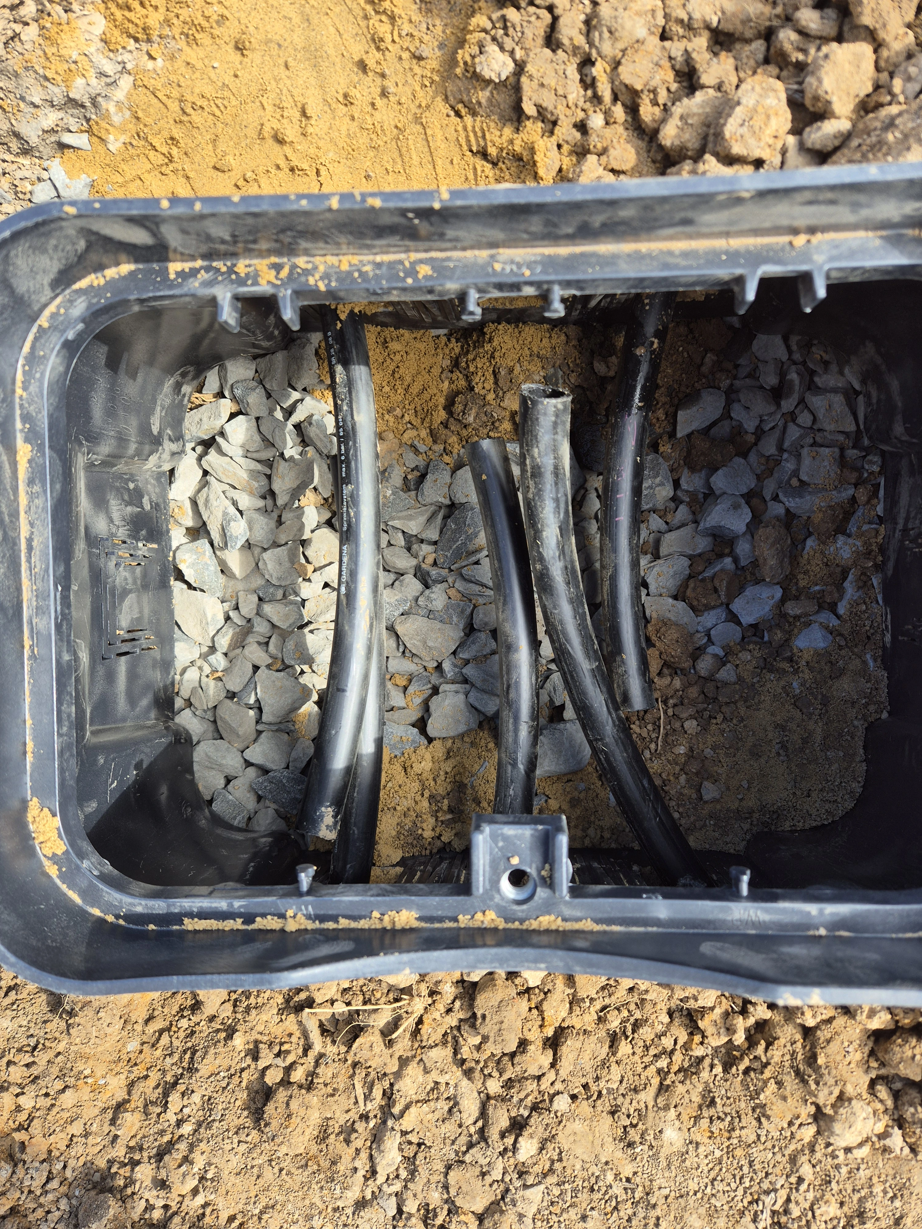 Šachta se zavlažovacími rozvody